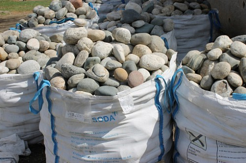 Kamenclub.ru: Речной валун (Ассорти) фр.100-300 мм.  купить в Казани галечник серый, темно-серый, светло-серый речная галька крупных размеров 4200 руб/т   фото КАМЕНЬ КЛУБ