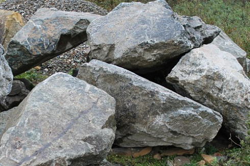 Kamenclub.ru: Змеевик скальник фр. 500-1500 мм.  купить в Казани змеевик зеленый серый черный глыба скальная колотая 7500 руб/т   фото КАМЕНЬ КЛУБ