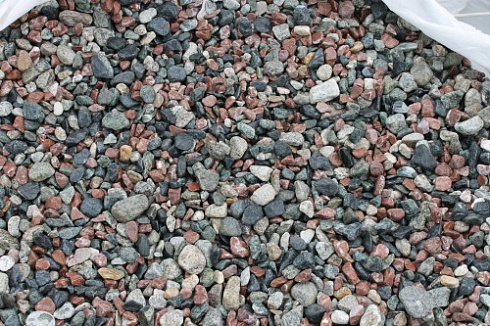 Kamenclub.ru: Мраморная крошка (щебень галтованный микс:: серый-зеленый-розовый) фр.10-20 мм.  купить в Казани мрамор серый, зеленый, розовый щебень окатанный округлый декоративный ландшафтный 15500 руб/т   фото КАМЕНЬ КЛУБ