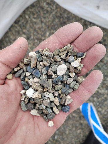 Kamenclub.ru: Галька речная окат (серая) фр.5-10 мм купить  в Казани галька речная серая, серый, темно-серый, светло-серый, коричневый речная окатанная галька декоративная ландшатфная 5000 руб/т   фото КАМЕНЬ КЛУБ