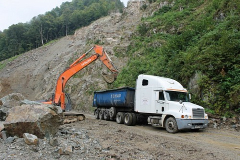 Kamenclub.ru: Гранит скальник (серо-зеленый) фр. 500-1500 мм.  купить в Казани гранит мрамор  серый зеленый темно-серый глыба скальная колотая ландшафтная 7 500 руб/т   фото КАМЕНЬ КЛУБ