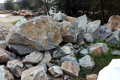 Kamenclub.ru: Гранит скальник (серо-зеленый) фр. 500-1500 мм.  купить в Казани гранит мрамор  серый зеленый темно-серый глыба скальная колотая ландшафтная 7 500 руб/т   фото КАМЕНЬ КЛУБ