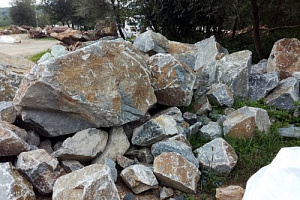 Kamenclub.ru: Гранит скальник (серо-зеленый) фр. 500-1500 мм.  купить в Казани гранит мрамор  серый зеленый темно-серый глыба скальная колотая ландшафтная 7 500 руб/т   фото КАМЕНЬ КЛУБ