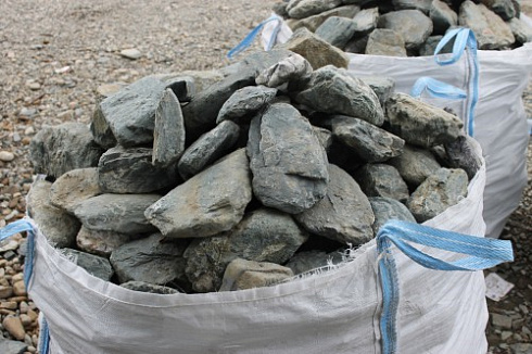 Kamenclub.ru: Гранит скальник (серо-зеленый) фр. 100-500 мм.  купить в Казани гранит зеленый, серый, салатовый крупный ландшафтный валун 6 000 руб/т   фото КАМЕНЬ КЛУБ