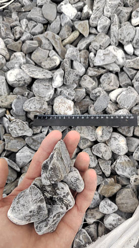 Kamenclub.ru: Щебень галтованный черный (мрамор) фр.40-70 мм.  купить в Казани мрамор черный с белыми прожилками, черный, белый щебень галтованный округлый 13500 руб/т   фото КАМЕНЬ КЛУБ