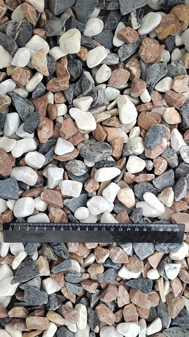 Kamenclub.ru: Мраморная крошка (щебень галтованный микс:белый-зеленый-розовый) фр.20-40 мм.  купить в Казани мрамор белый, зеленый, розовый мрамор декоративный (галтовка) 15500 руб/т   фото КАМЕНЬ КЛУБ
