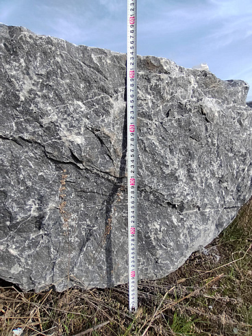 Kamenclub.ru: Черный мрамор скальник фр. 1000-1500 мм.  купить в Казани мрамор черный белый серый крупный колотый валун ландшафтный 9000 руб/т   фото КАМЕНЬ КЛУБ