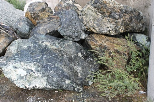 Kamenclub.ru: Змеевик скальник фр. 500-1500 мм.  купить в Казани змеевик зеленый серый черный глыба скальная колотая 7500 руб/т   фото КАМЕНЬ КЛУБ