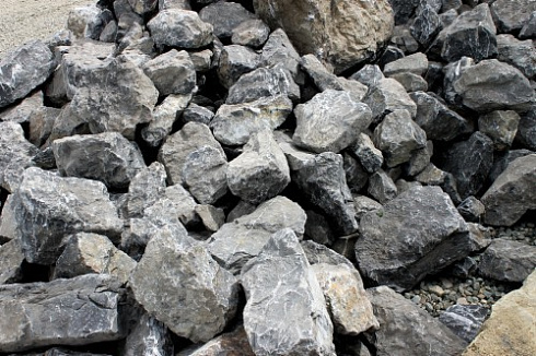 Kamenclub.ru: Черный мрамор скальник фр. 1000-1500 мм.  купить в Казани мрамор черный белый серый крупный колотый валун ландшафтный 9000 руб/т   фото КАМЕНЬ КЛУБ