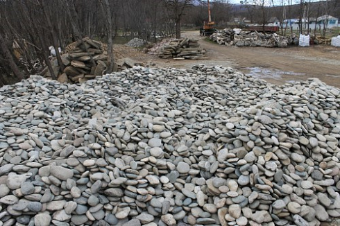 Kamenclub.ru: Галька речная плоская (ассорти) фр. 100-200-300 мм. купить  в Казани галька плоская разноцветная серый белый темно-серый синий речная галька ландшафтная 8000 руб/т   фото КАМЕНЬ КЛУБ