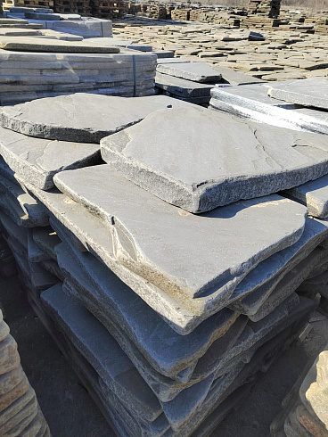 Kamenclub.ru: Песчаник пластушка галтованная светло-серая (3,0 см)  купить в Казани песчаник светло-серый, серый ландшафтный камень рваный колотый 21000 руб/м3   фото КАМЕНЬ КЛУБ