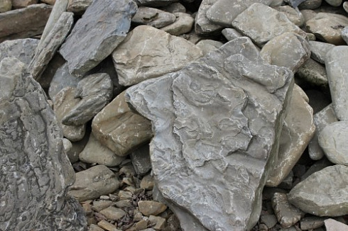 Kamenclub.ru: Песчаник декоративный ландшафтный (фр. 300-500 мм)  купить в Казани песчаник желтый рыжий серый зеленый валун речной окатанный природный песчаника 4 500 руб/т   фото КАМЕНЬ КЛУБ