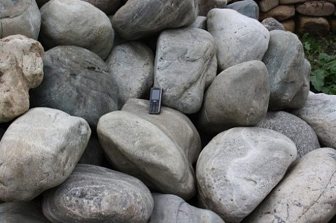 Kamenclub.ru: Речной валун Кабанчик фр.300-500 мм.  купить в Казани крупный природный камень галька серый, темно-серый речной валун галечник масштабный 7000 руб/т   фото КАМЕНЬ КЛУБ