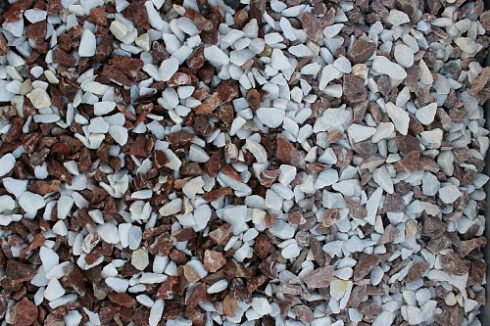 Kamenclub.ru: Мраморная крошка (щебень крошка микс: белый-розовый) фр. 10-20 мм.  купить в Казани мрамор белый, розовый каменный декоративный ландшафтный щебень 12000 руб/т   фото КАМЕНЬ КЛУБ