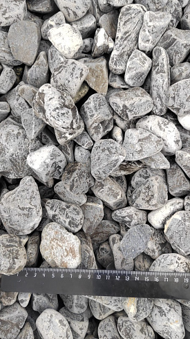 Kamenclub.ru: Щебень галтованный черный (мрамор) фр.40-70 мм.  купить в Казани мрамор черный с белыми прожилками, черный, белый щебень галтованный округлый 13500 руб/т   фото КАМЕНЬ КЛУБ